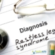 Das Restless-Legs-Syndrom ist eine Erkrankung des Nervensystems, dass sich in den Beinen verbreitet und zu Unruhe führt.