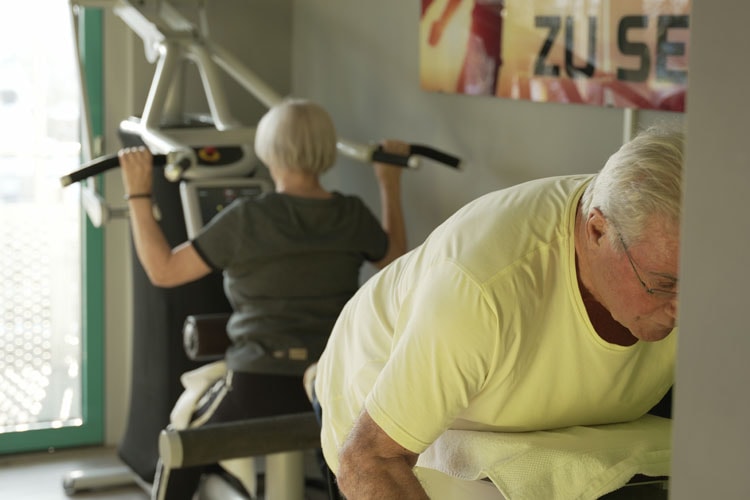 Die zwei Formen der Osteoporose unterscheiden sich vor allem durch ihren Auslöser. In beiden Fällen wird aber das Skelett geschädigt. 